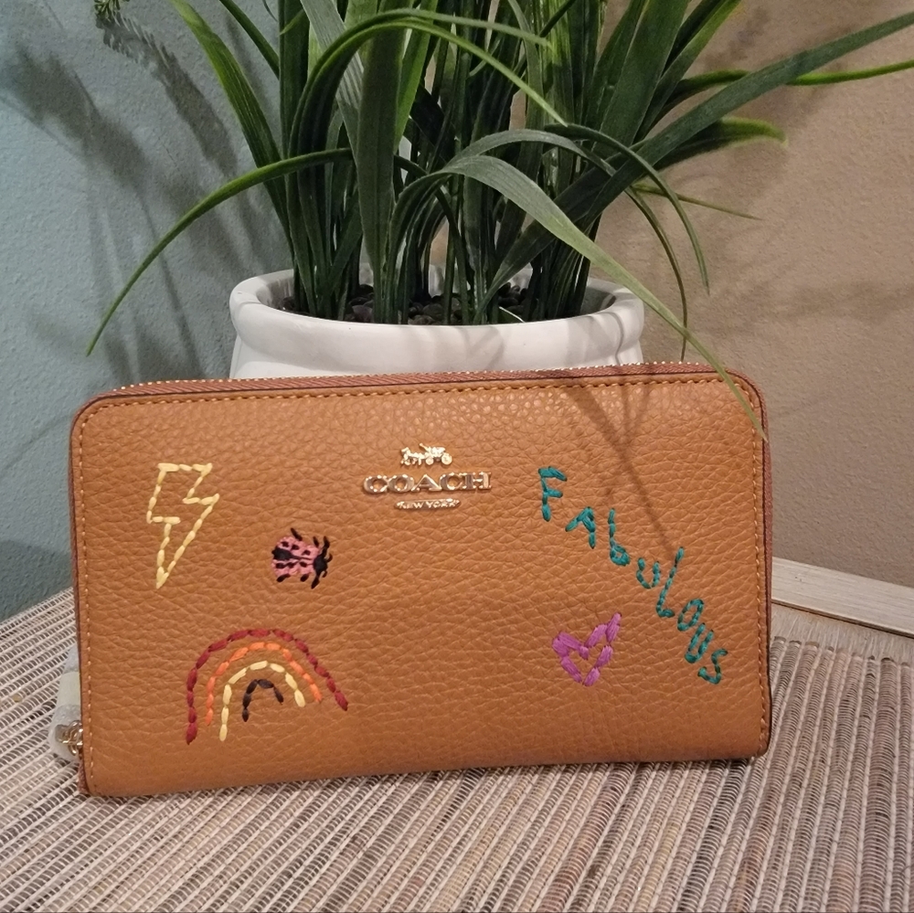 Coach Medium zip wallet Embroidery Collection